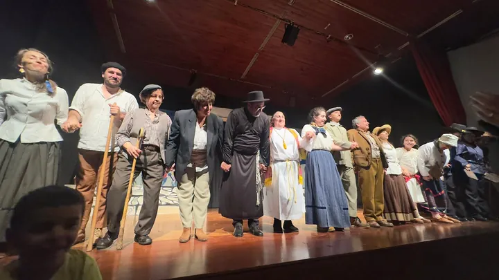 O elenco de O Lobisomem em linha, nos agradecimentos finais.